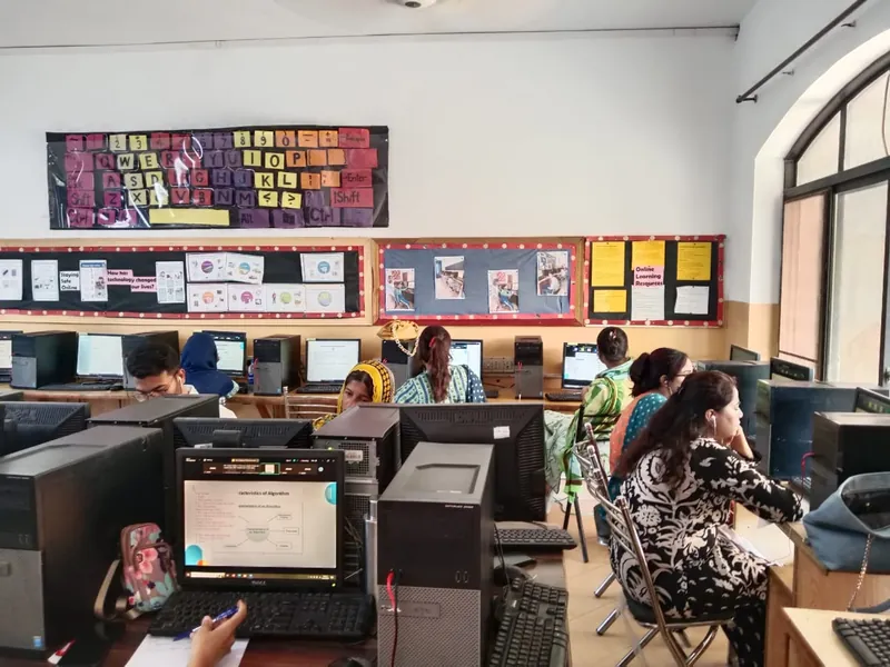 Teachers practising coding during ITEC training